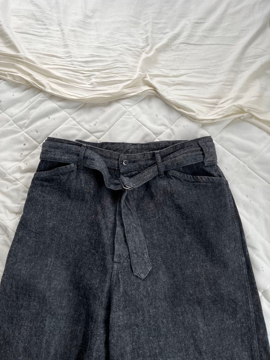 comoli コモリ 22ss ベルテッドデニム ブラックエクリュ サイズ2 comoli コモリ 22ss ベルテッドデニム ブラックエクリュ サイズ2