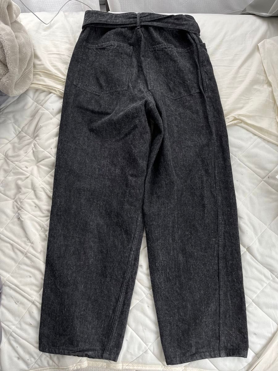 comoli コモリ 22ss ベルテッドデニム ブラックエクリュ サイズ2 comoli コモリ 22ss ベルテッドデニム ブラックエクリュ サイズ2
