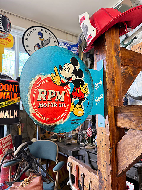 RPMオイル　クラシックミッキー　サイド看板　両面プリント　フランジメタルサイン　ミッキーマウス　シェブロン_画像1