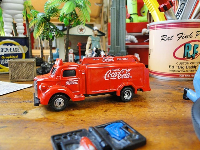 コカ・コーラ ボトルトラック　ミニカー 1/87スケール（1947年モデル/レッド） ■ アメリカン雑貨 アメリカ雑貨 coke_画像4