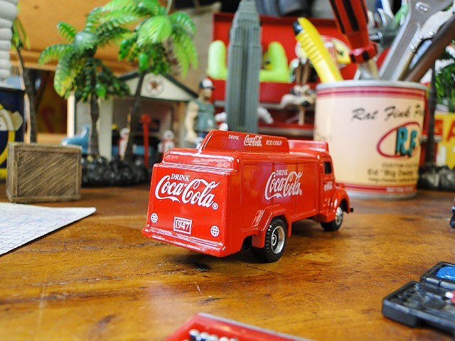 コカ・コーラ ボトルトラック　ミニカー 1/87スケール（1947年モデル/レッド） ■ アメリカン雑貨 アメリカ雑貨 coke_画像5