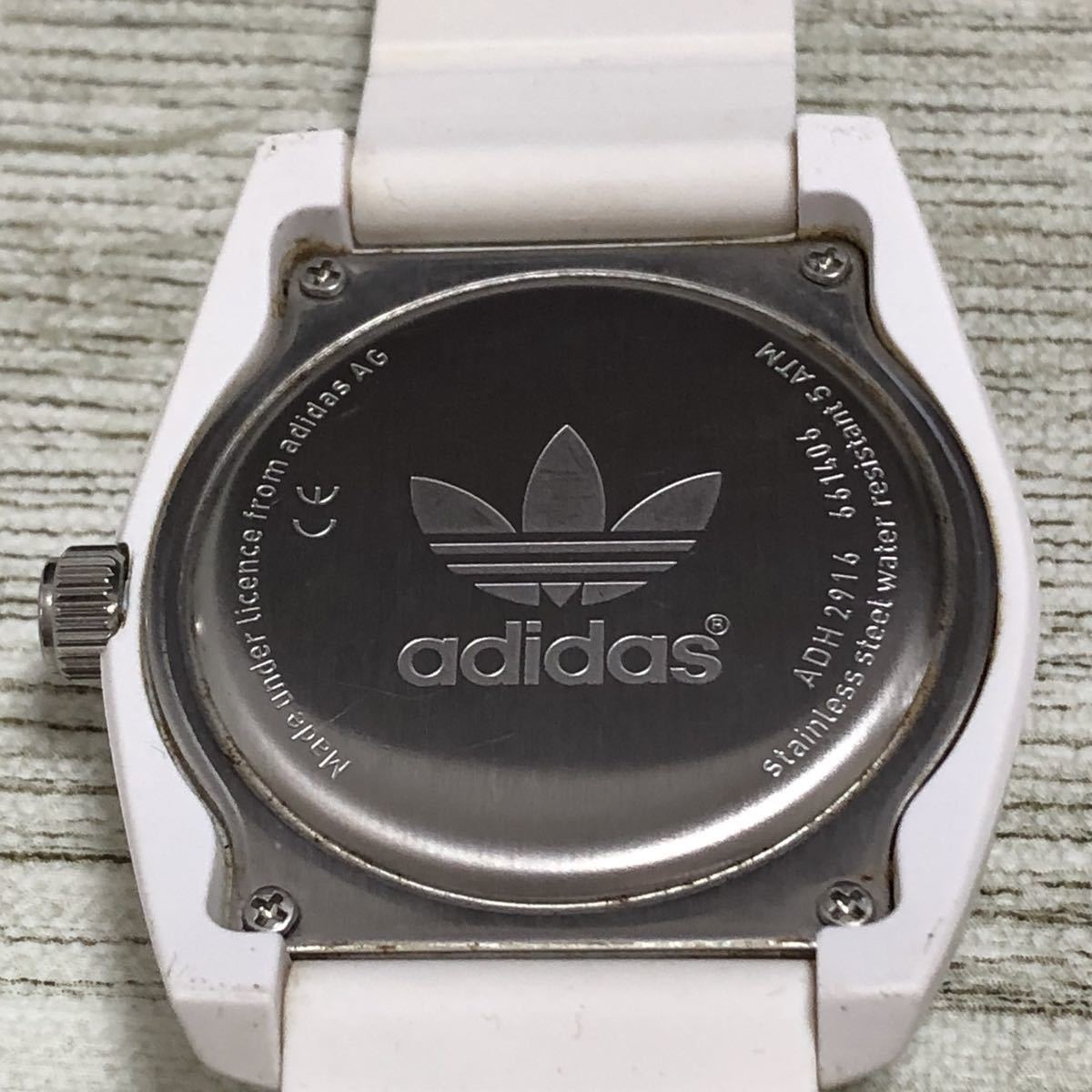 215-0036 adidas アディダス ADH2916 メンズ腕時計 ラバーベルト ホワイト 電池切れ 動作未確認_画像9
