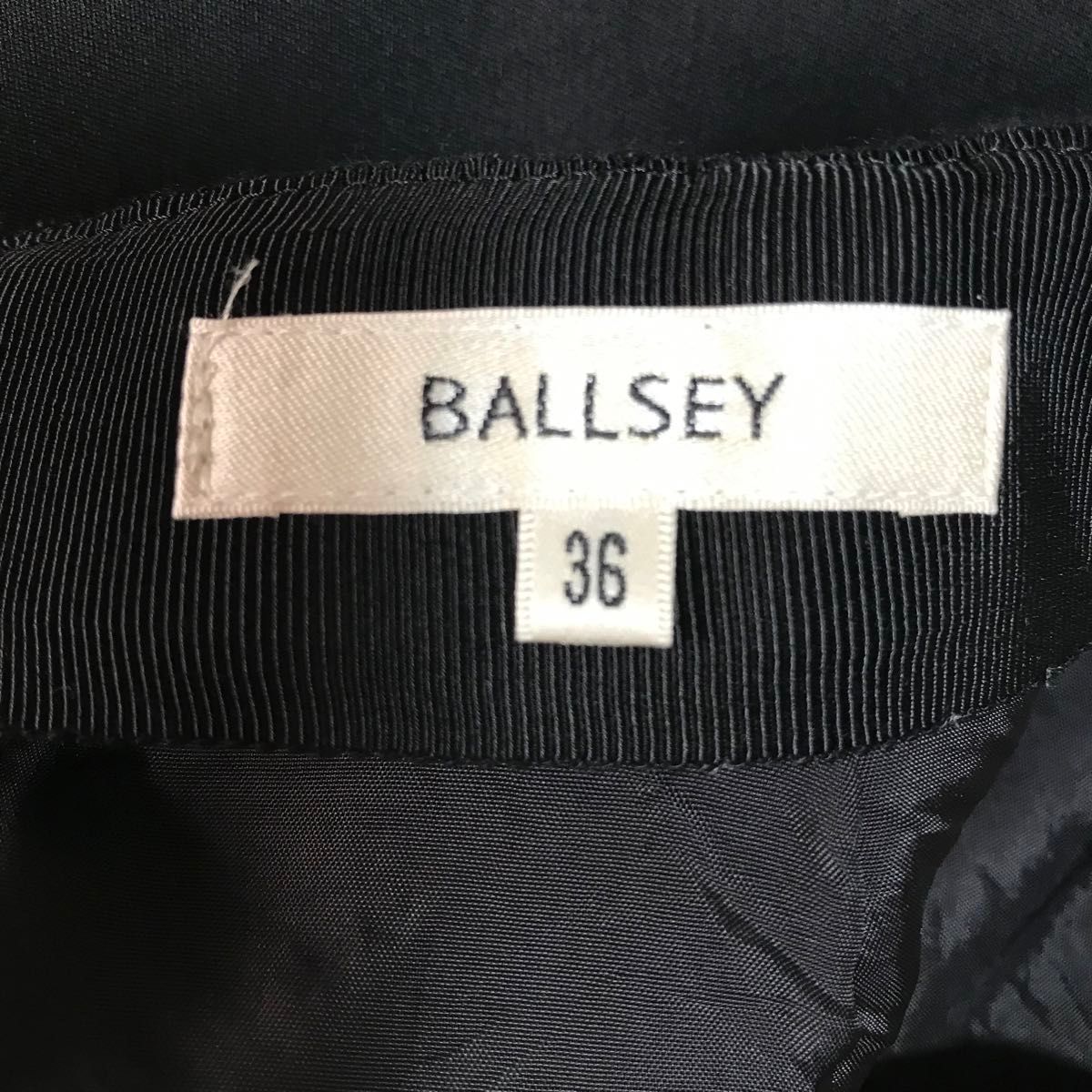 【BALLSEY】黒スカート　サイズ36 S シルク37% ブラック　裏地キュプラ　上質　日本製　オフィス　フォーマル　 裏地あり