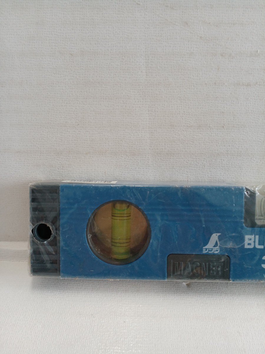 C3 シンワ測定 水平器 300㎜ ブルーレベル 品番76379 マグネット付 測定器 シンワ 中古 長期保管_画像4