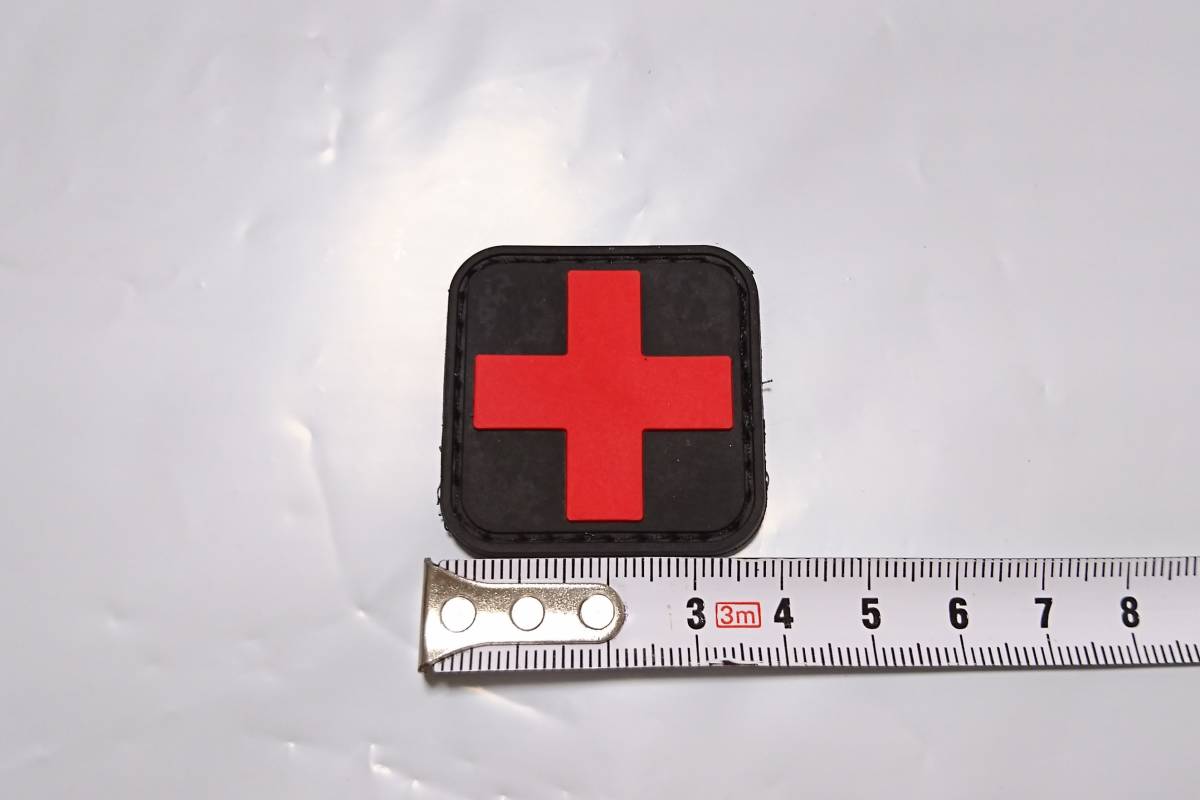 ファーストエイドキット メディック PVCベルクロパッチ 黒赤十字章  （MEDIC FAKの画像1