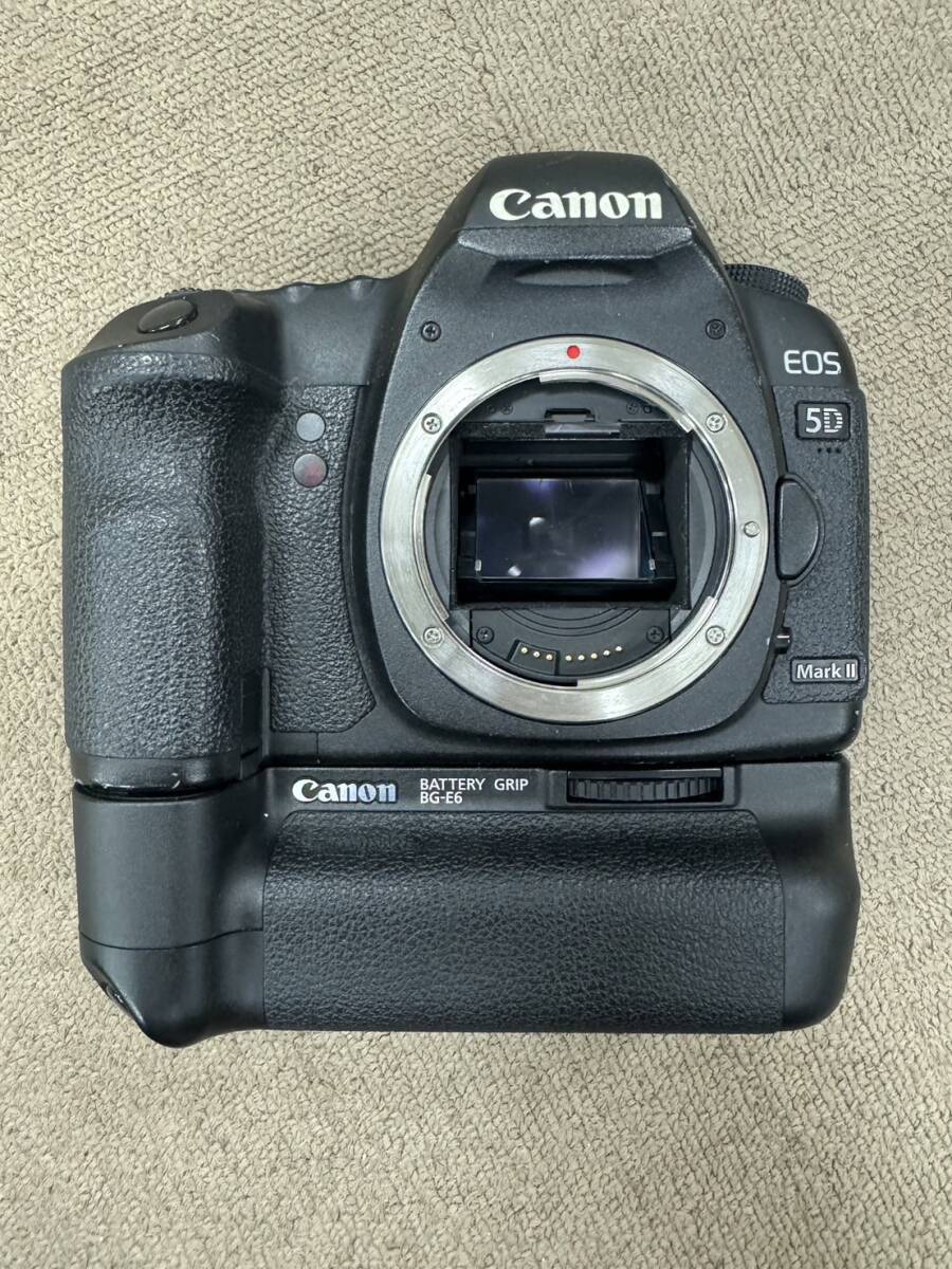 77 1円 動作品 Canon キャノン EOS 5D Mark II BATTERY GRIP BG-E6 デジタル一眼レフカメラ 1:4.5-5.6 55-200mm EF レンズ_画像2