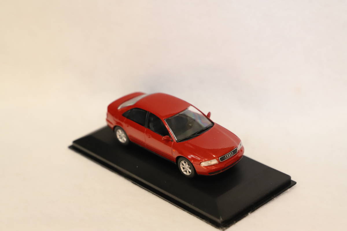 ミニチャンプス★Audi A4 Limousine 1994★red★アウディ　A4 リムジン　1994★レッド★1/43スケール★美品　_画像1