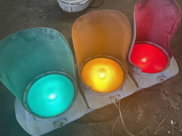 Yahoo!オークション - 【9】信号機 本物 平成11年製 小糸製作所 Yahoo!オークション - 【9】信号機 本物 平成11年製 小糸製作所