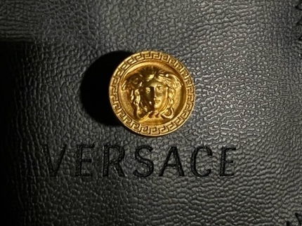 未使用◆袋付き◆難あり◆VERSACE◆金メデューサ×グレカ柄ラペルピン◆ピンバッジ◆ゴールド◆ヴェルサーチ◆スーツ ジャケット コートに_画像1