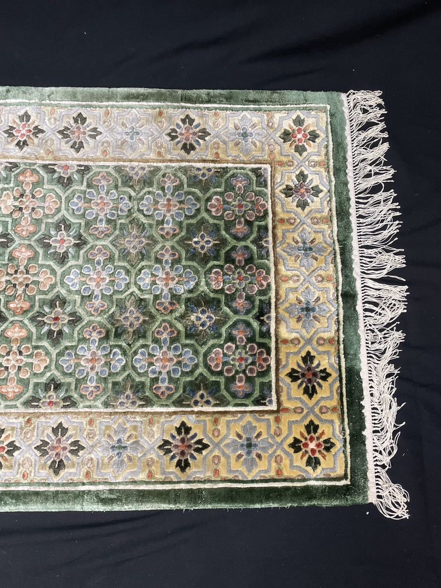 D) 手織り絨毯 シルク 最高級 パキスタン 緻密 カーペット 69.5×134cm 玄関マット ラグ キャンプ 羊毛 店舗什器 ペルシャ絨毯 マット_画像2