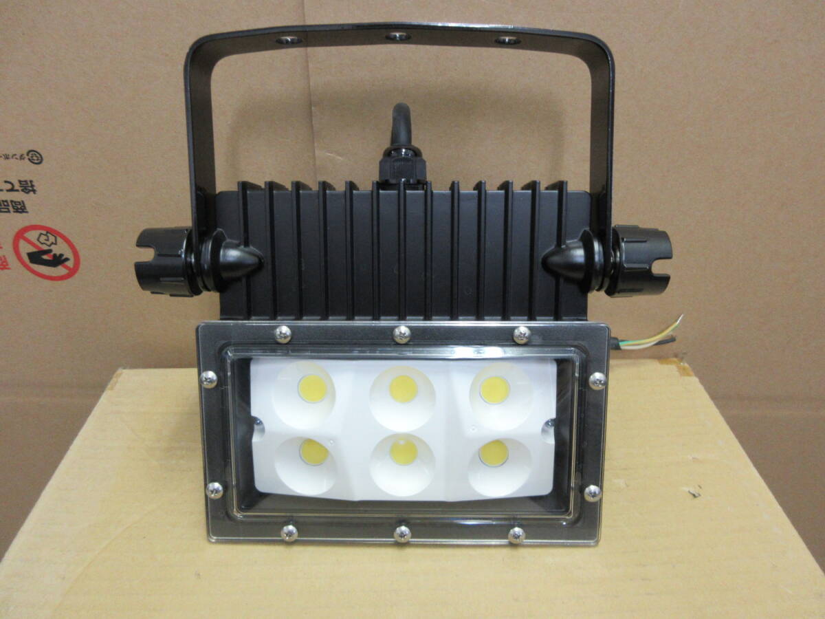 NT021811　未使用　アイリスオーヤマ　LED角型投光器　IRLDSP63N2-W-BK　昼白色　63W