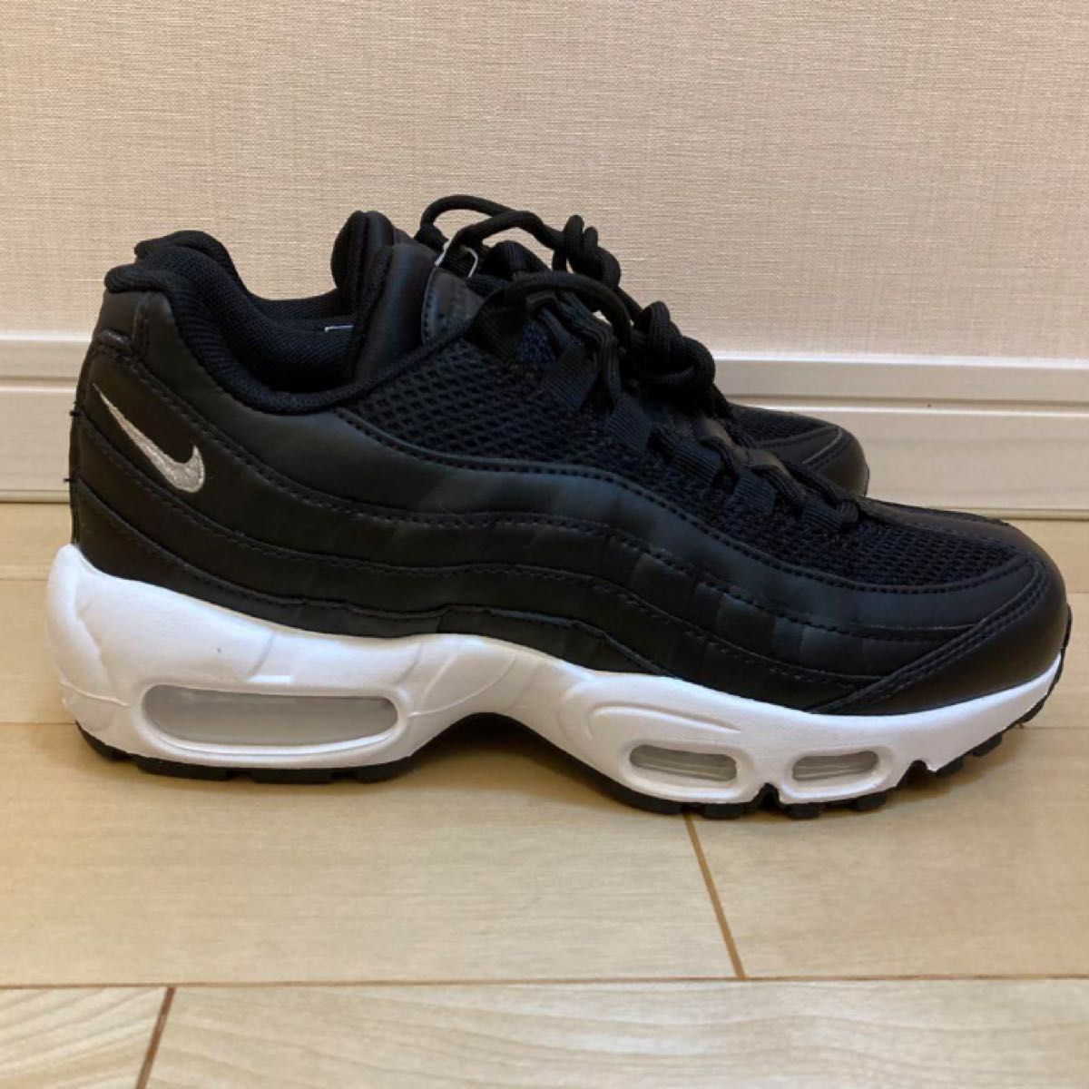 新品　NIKE ナイキ　airmax95 ウィメンズ　エアマックス95  ブラック 黒　ホワイト 23.5cm スニーカー 