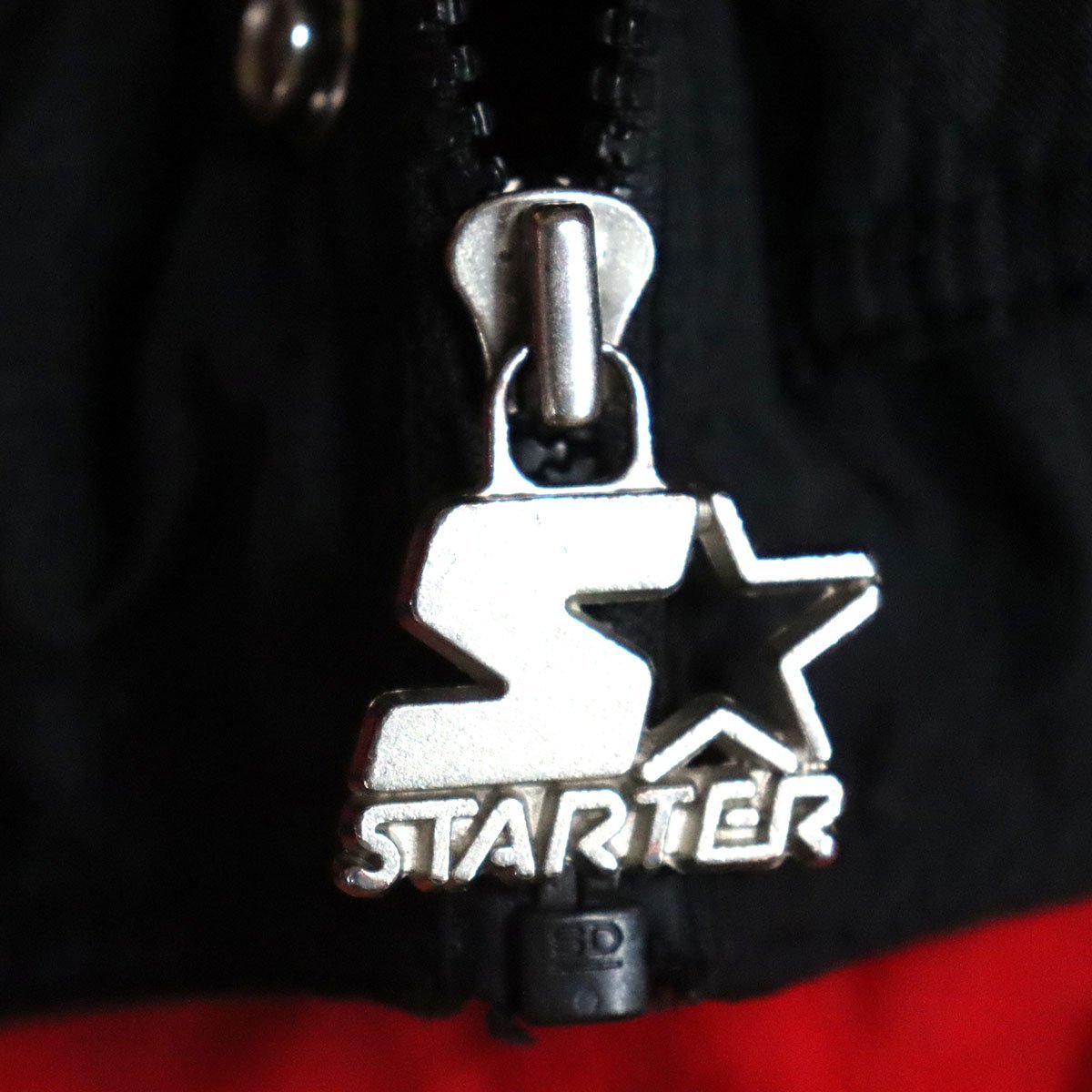 E3S/R2.19-5　NBA　シカゴブルズ　STARTER　スターター　中綿　ナイロンジャケット　2WAY　袖脱着式　ジャンパー　ブルゾン　XL　古着_画像4