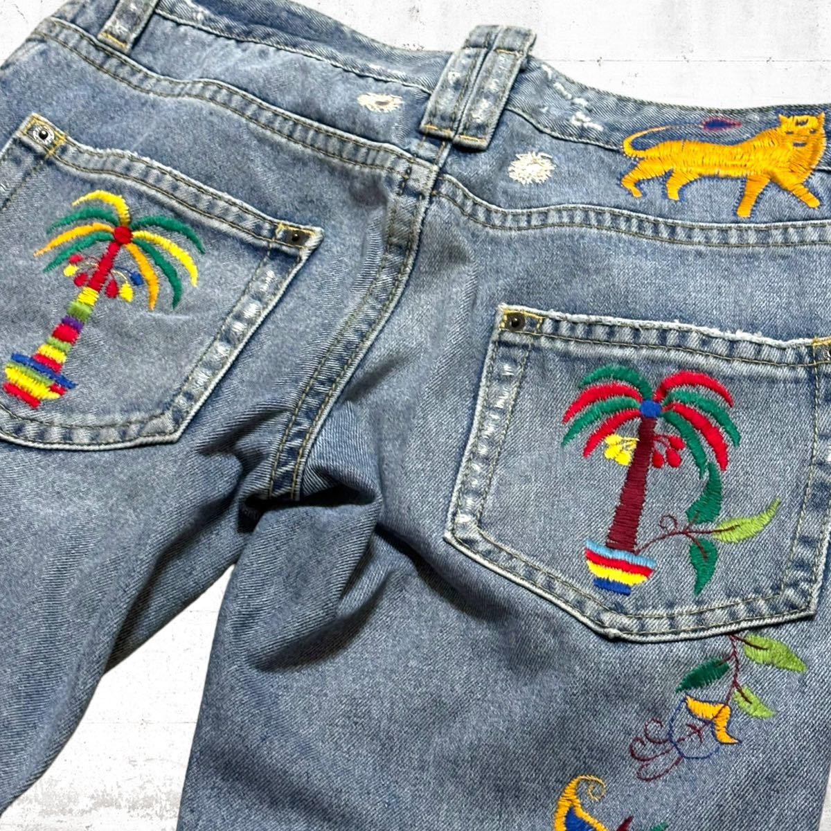 希少 DSQUARED2 刺繍 孔雀 クラッシュ ダメージ加工 デニム 希少 DSQUARED2 刺繍 孔雀 クラッシュ ダメージ加工 デニム