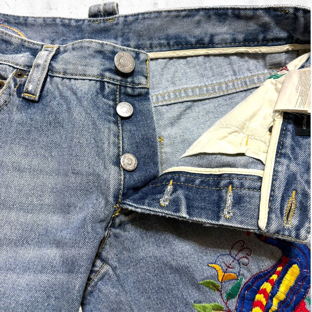 希少 DSQUARED2 刺繍 孔雀 クラッシュ ダメージ加工 デニム 希少 DSQUARED2 刺繍 孔雀 クラッシュ ダメージ加工 デニム