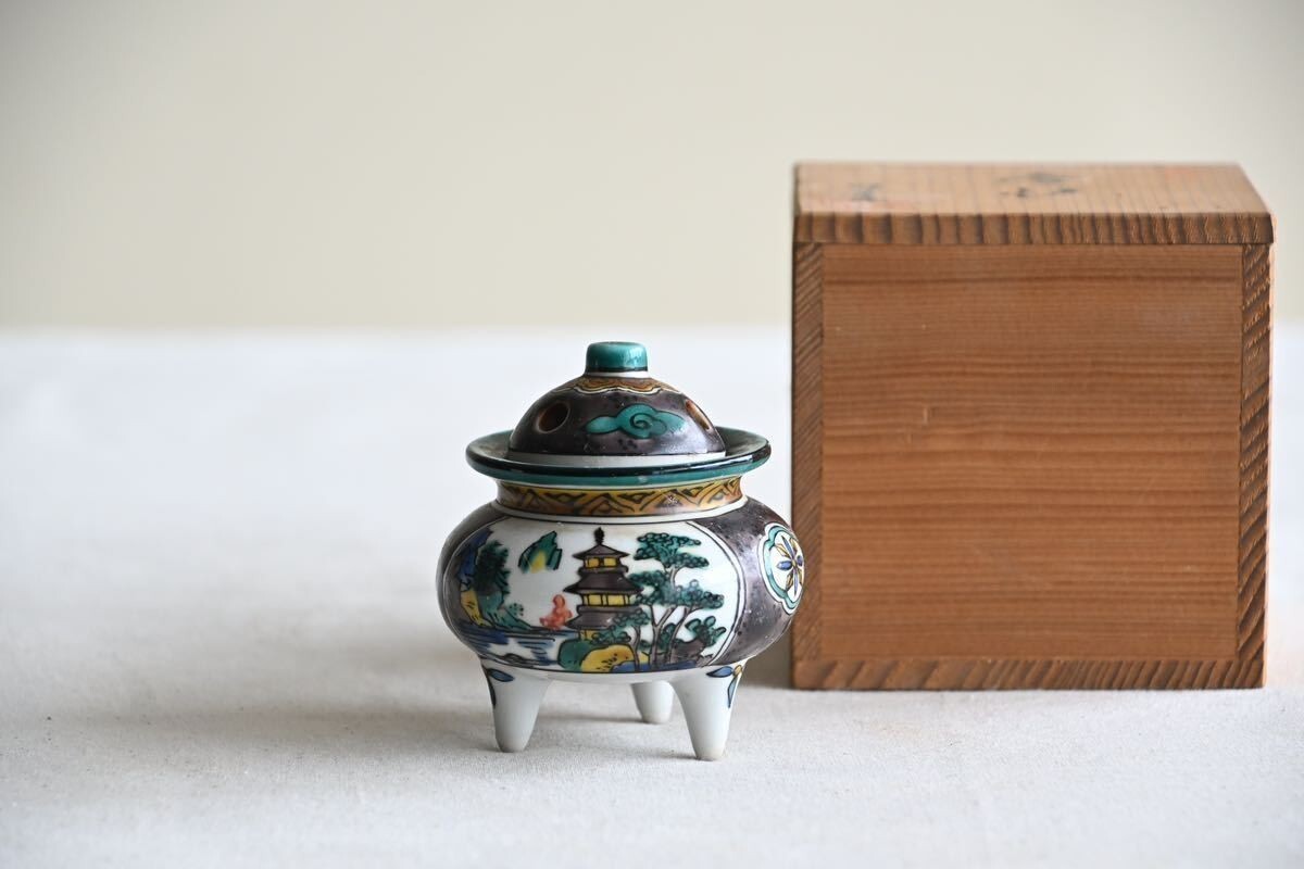 [ old fine art ] Kutani censer . tool tea utensils blue and white ceramics . color .. angle luck two -ply small goods floor between decoration peace . tea .