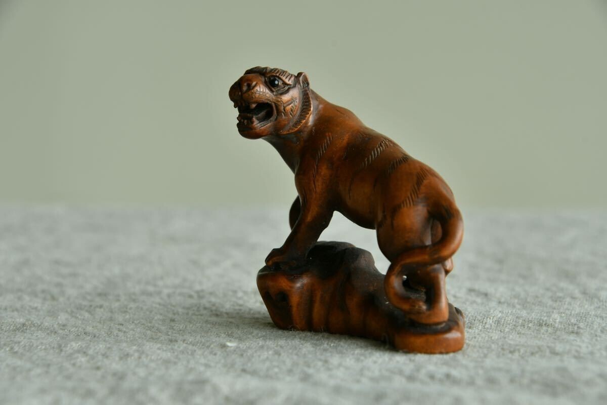 【古美術】虎 根付 Netsuke 精密 彫刻 超絶技巧 古玩 骨董 トラ 寅_画像1