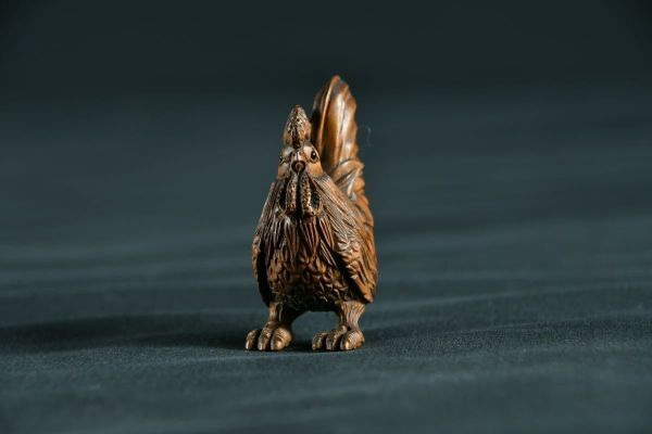 【古美術】鶏 根付 Netsuke 精密 彫刻 超絶技巧 彫塑 提げもの 提物 形彫 立 干支 酉