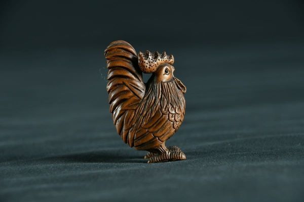 【古美術】鶏 根付 Netsuke 精密 彫刻 超絶技巧 彫塑 提げもの 提物 形彫 立 干支 酉