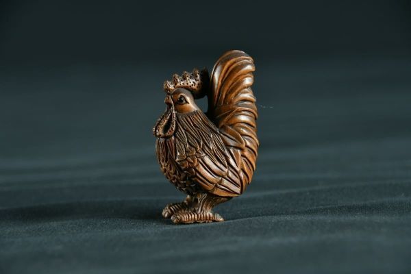 【古美術】鶏 根付 Netsuke 精密 彫刻 超絶技巧 彫塑 提げもの 提物 形彫 立 干支 酉