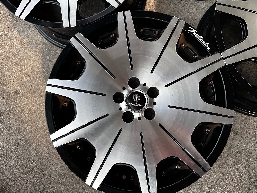 【中古品】【4本セット】トラフィックスター　18×7.5J 100-5H　+53　ハブ径67ミリ（実測）_画像3