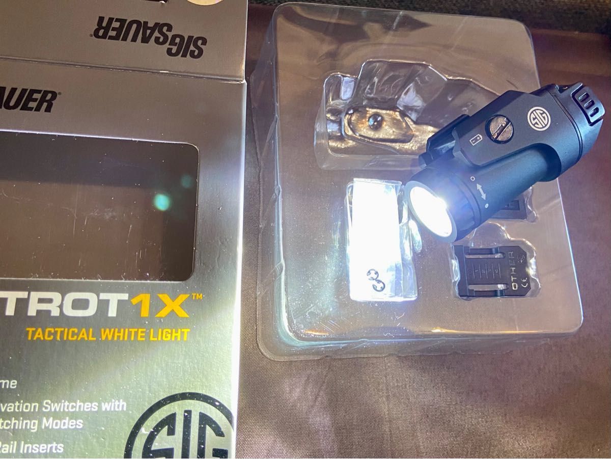実物 SIG SAUER FOXTROT1X ウェポンライト SIG AIR M17 M18 P320 実物 SIG SAUER FOXTROT1X ウェポンライト SIG AIR M17 M18 P320