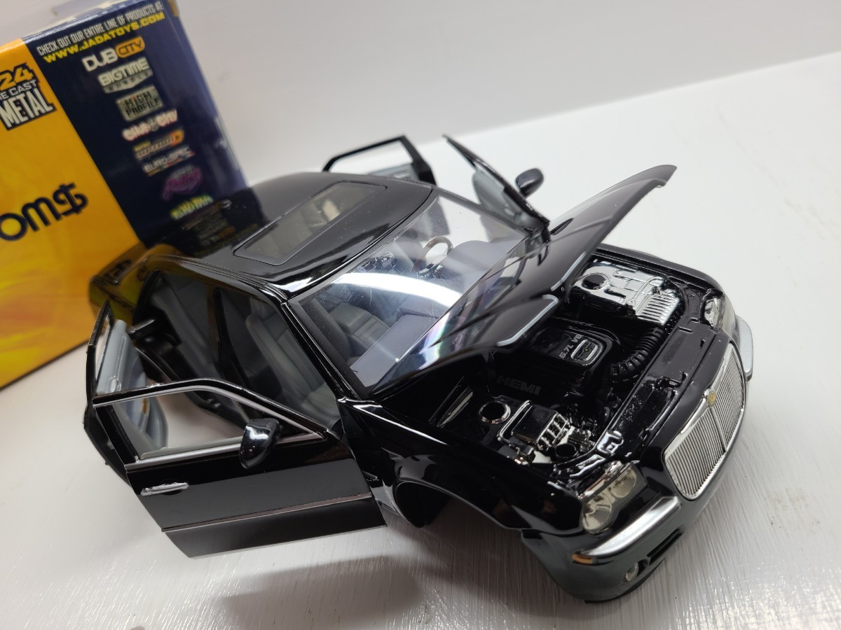 1:24 CHRYSLER 300C 1/24 クライスラー 300C CUSTOM REVERSE Opening Doors Jada TOYS DUB CITY ビレットグリル ウーハー マフラー 美品_画像5