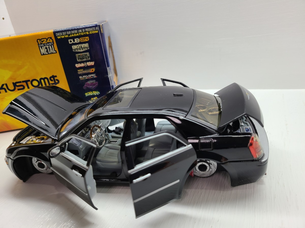 1:24 CHRYSLER 300C 1/24 クライスラー 300C CUSTOM REVERSE Opening Doors Jada TOYS DUB CITY ビレットグリル ウーハー マフラー 美品_画像7