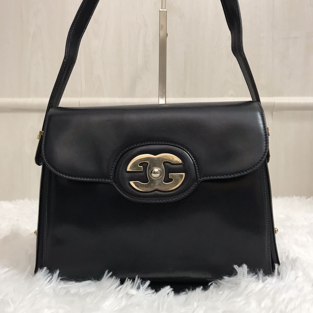 【極美品/希少】グッチ GUCCI ショルダーバッグ ハンドバッグ インターロッキング GG ゴールド金具 ネイビー 紺 持ち手調節可 レザー 本革_画像2