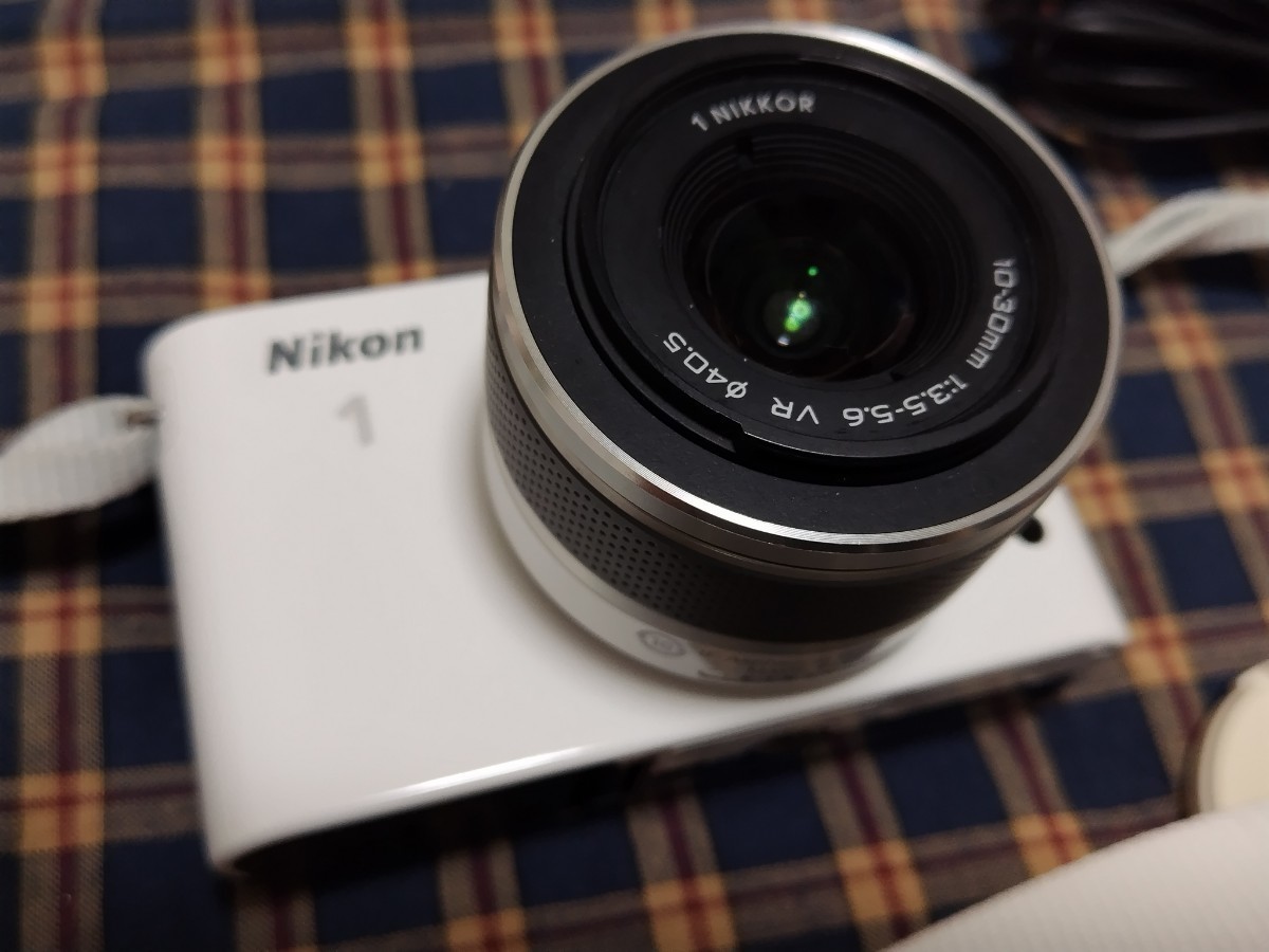 Nikon ニコン 1 J1 レンズ交換式デジタルカメラ　ホワイト （標準レンズ・おまけ）_画像3
