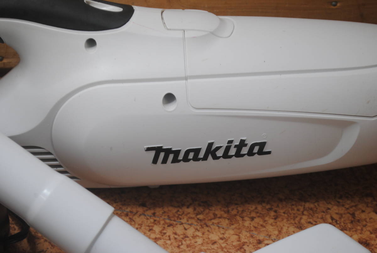 は812.makita　充電式クリーナー CL182FD DC18RC 充電器 バッテリー付き 紙パック式 ワンタッチスイッチ スティック型_画像3