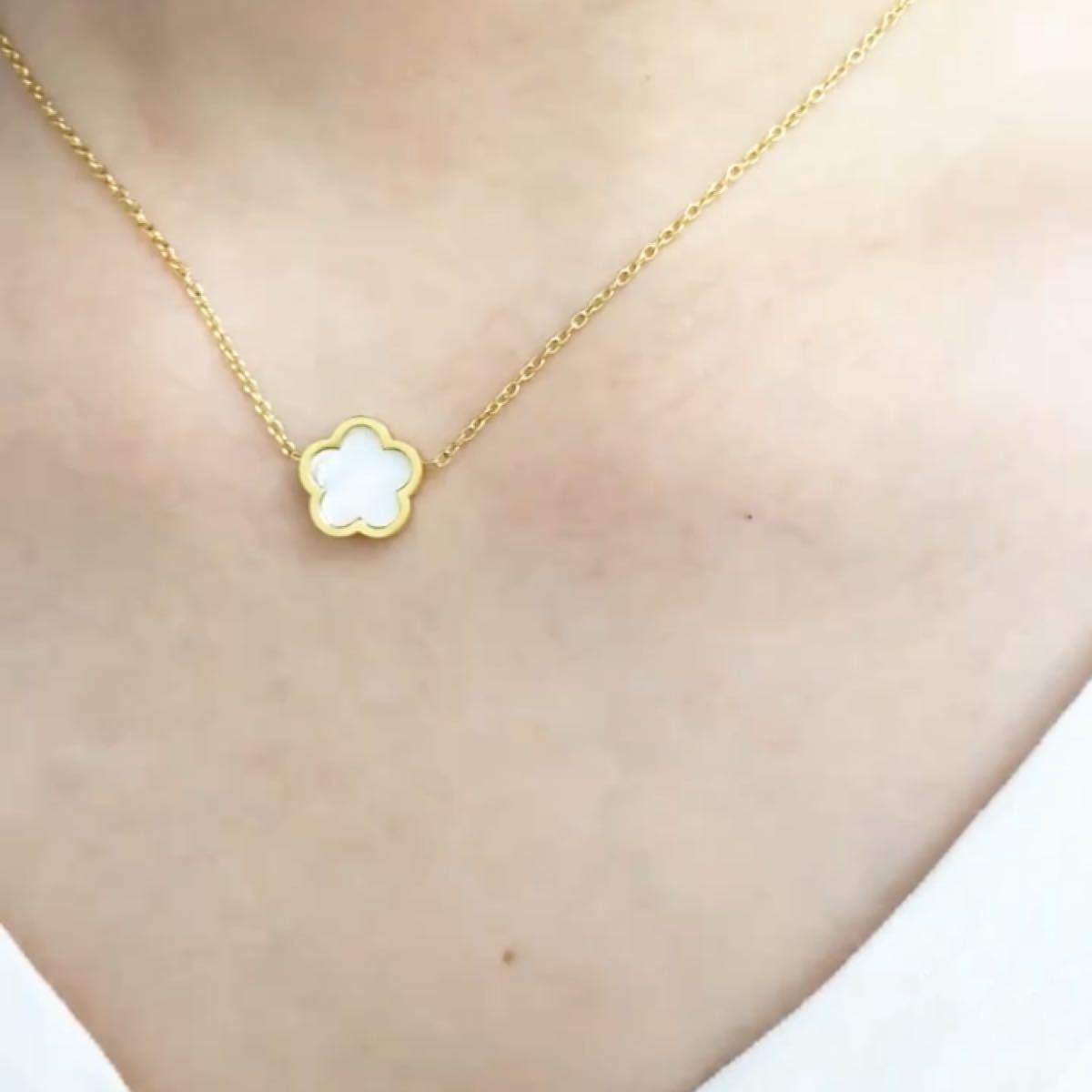 新品！値下げ！白いお花の18K メッキゴールドペンダントピアス豪華2点セットでお得！