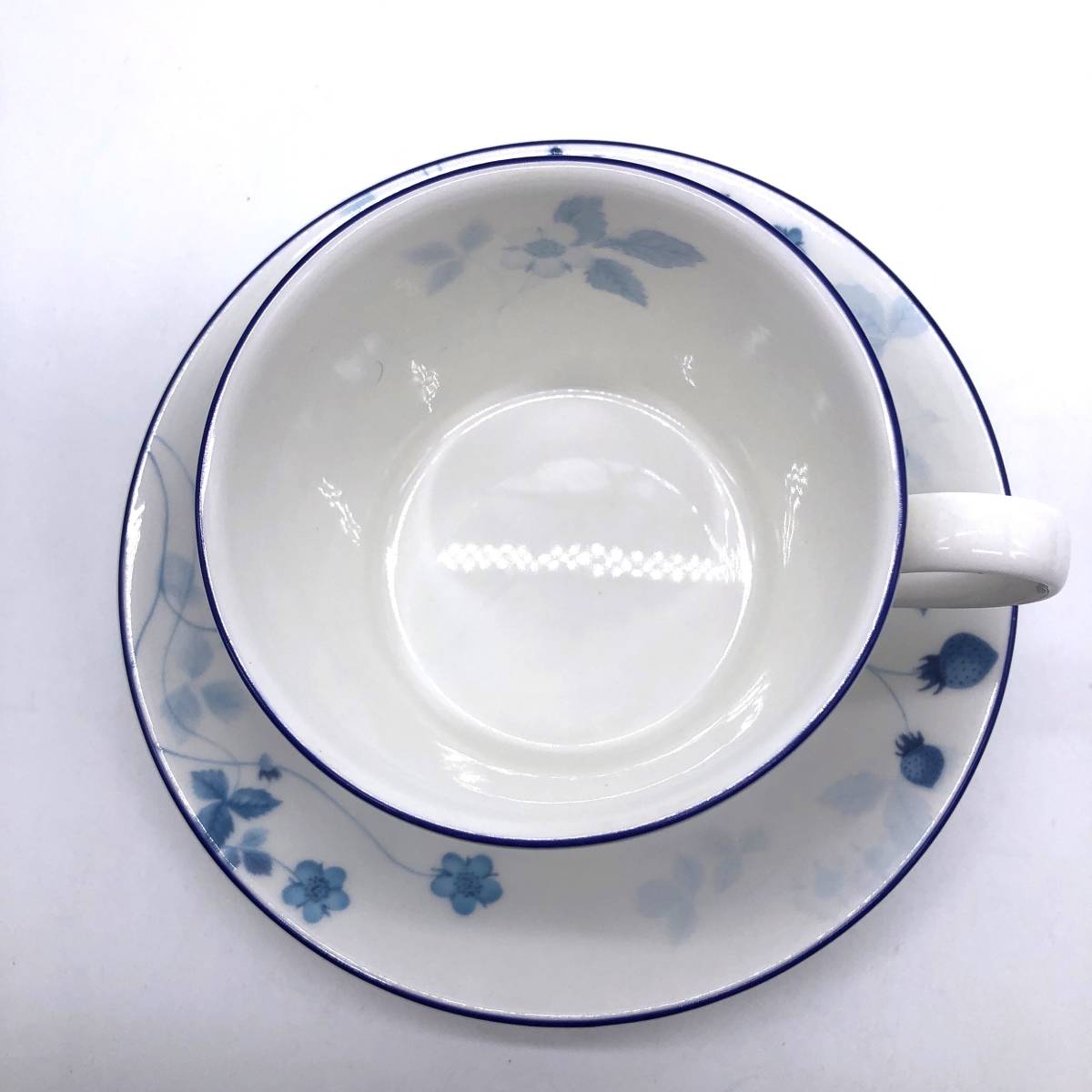 【中古品】WEDGWOOD ウェッジウッド STRAWBERRY BLUE ストロベリーブルー ティーカップ&ソーサー 箱付き（管12855）_画像3