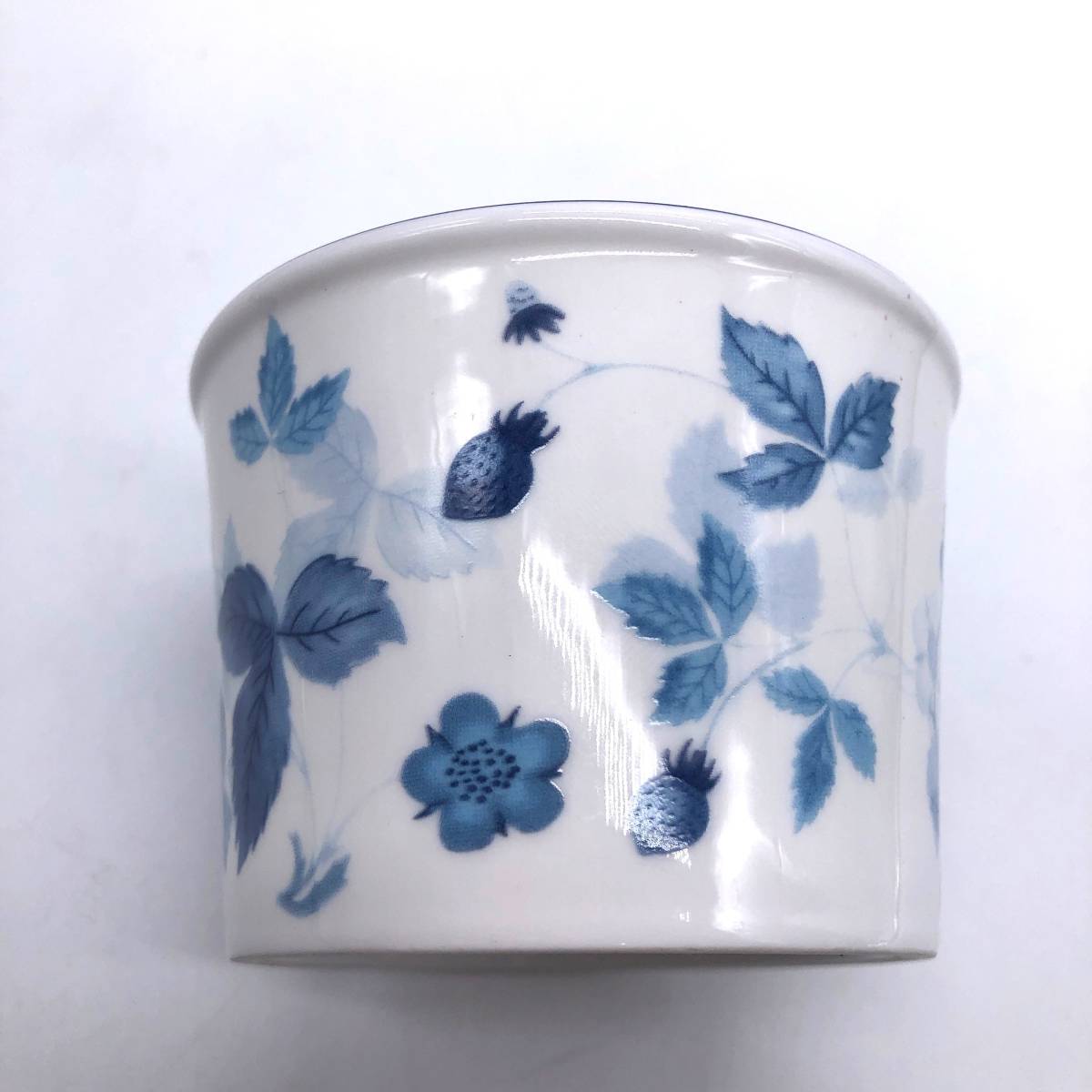 【中古品】WEDGWOOD ウェッジウッド STRAWBERRY BLUE ストロベリーブルー ティーカップ&ソーサー 箱付き（管12855）_画像4