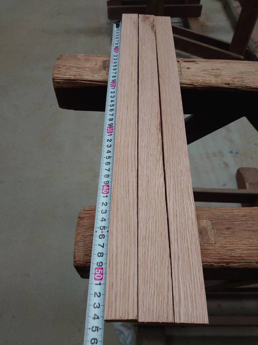 レッドオーク No.240229-F 無垢 乾燥材 角材（長さ540㎜ｘ幅30㎜ｘ厚み30㎜）3本 木材 DIY 棚板 小物作りにの画像1