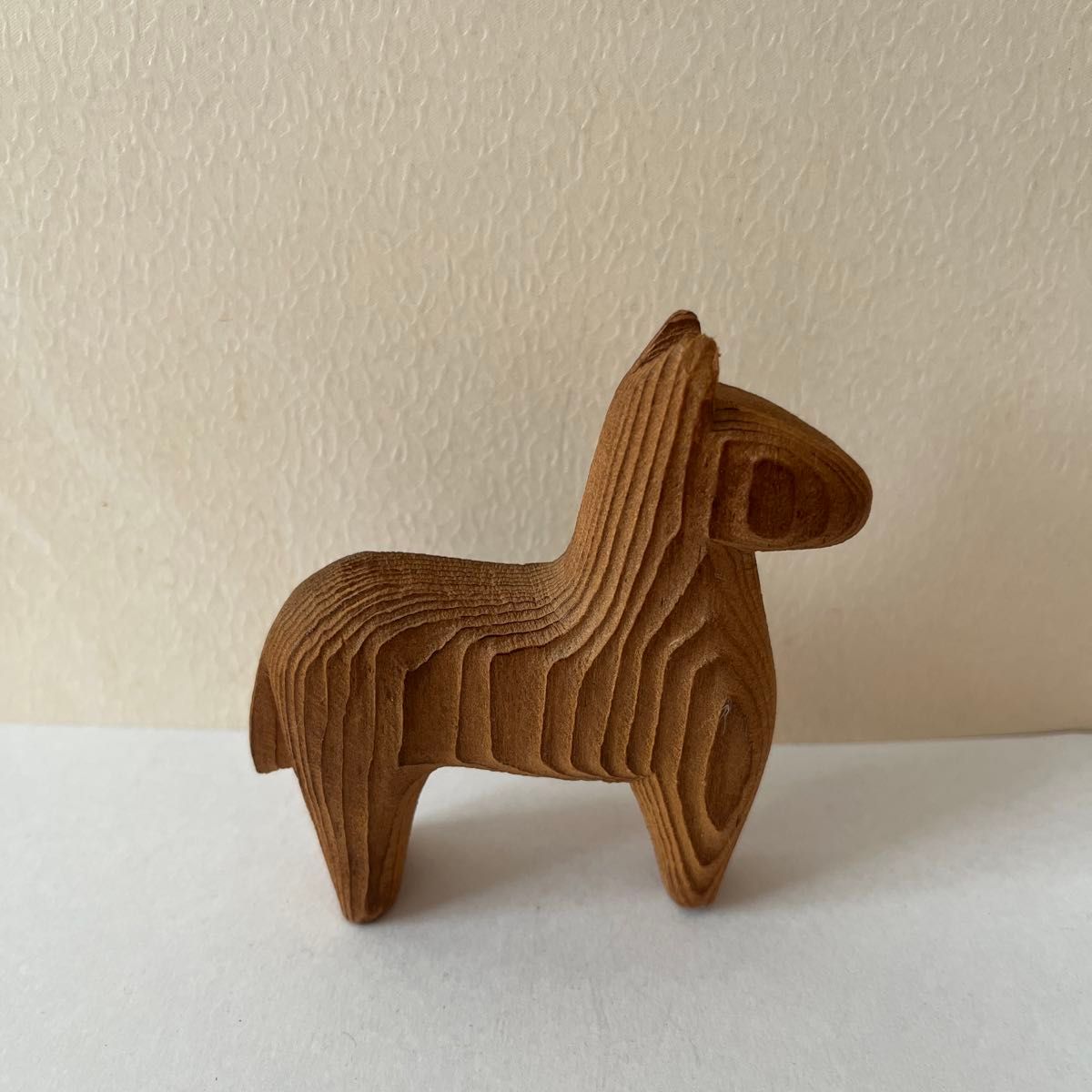 馬の木彫り　民芸　木製　置物　小物　飾り　彫刻　手乗りサイズ　コレクション用美品