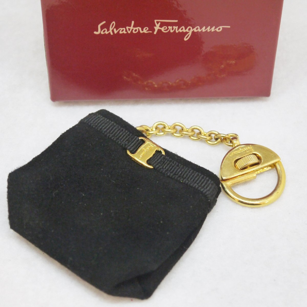 定型外送料無料 USED品・保管品 Salvatore Ferragamo サルヴァトーレフェラガモ チャーム キーリング ブラック×ゴールド金具 外箱付_画像1