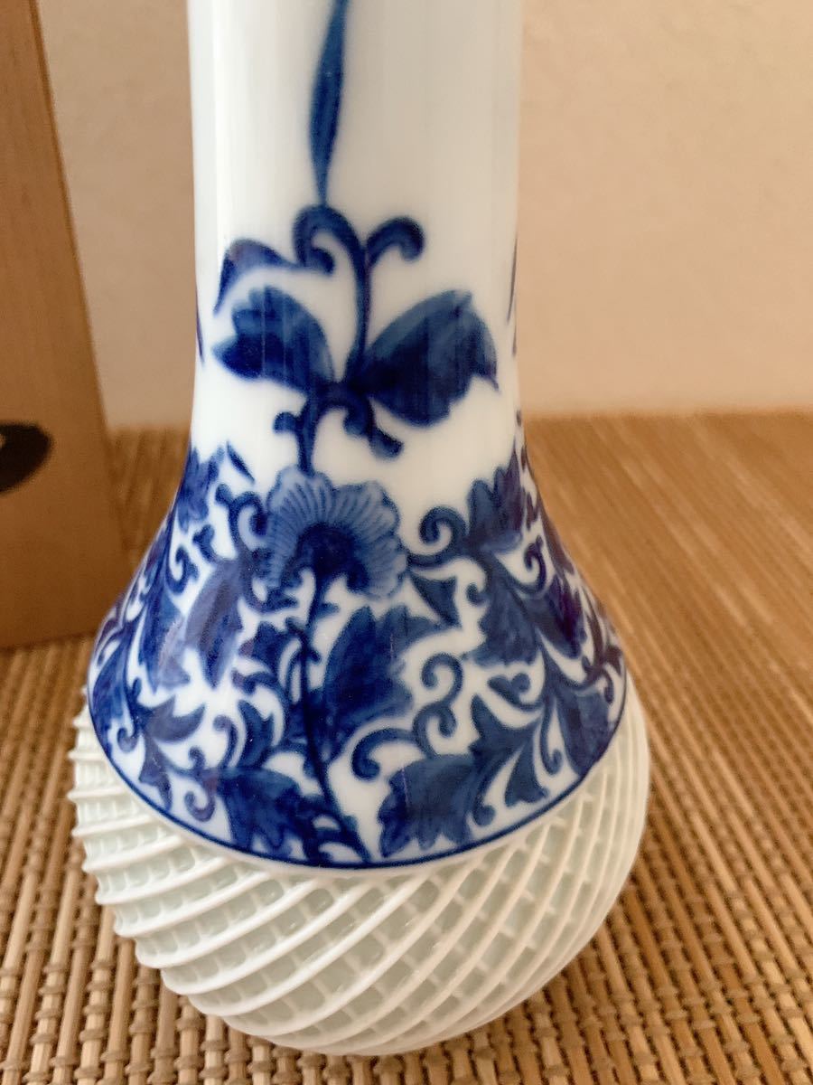 茶道具 花器 花入 一輪挿し 花瓶 有田焼 桃司作 染付網目 透彫花瓶 木箱あり_画像2