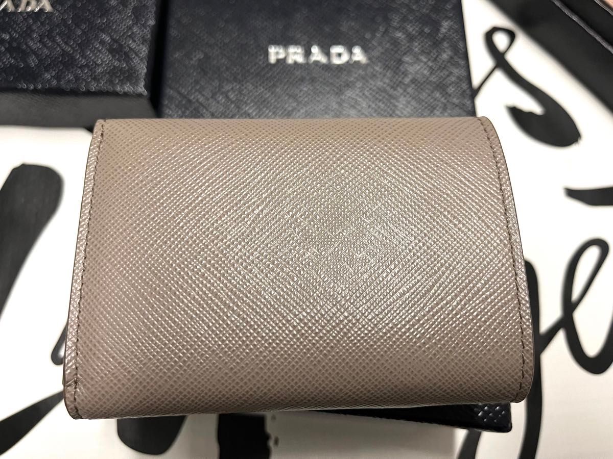 PRADA専用箱付き 新品 プラダ PRADA リボン ロゴ 三つ折り財布 PRADA専用箱付き 新品 プラダ PRADA リボン ロゴ 三つ折り財布