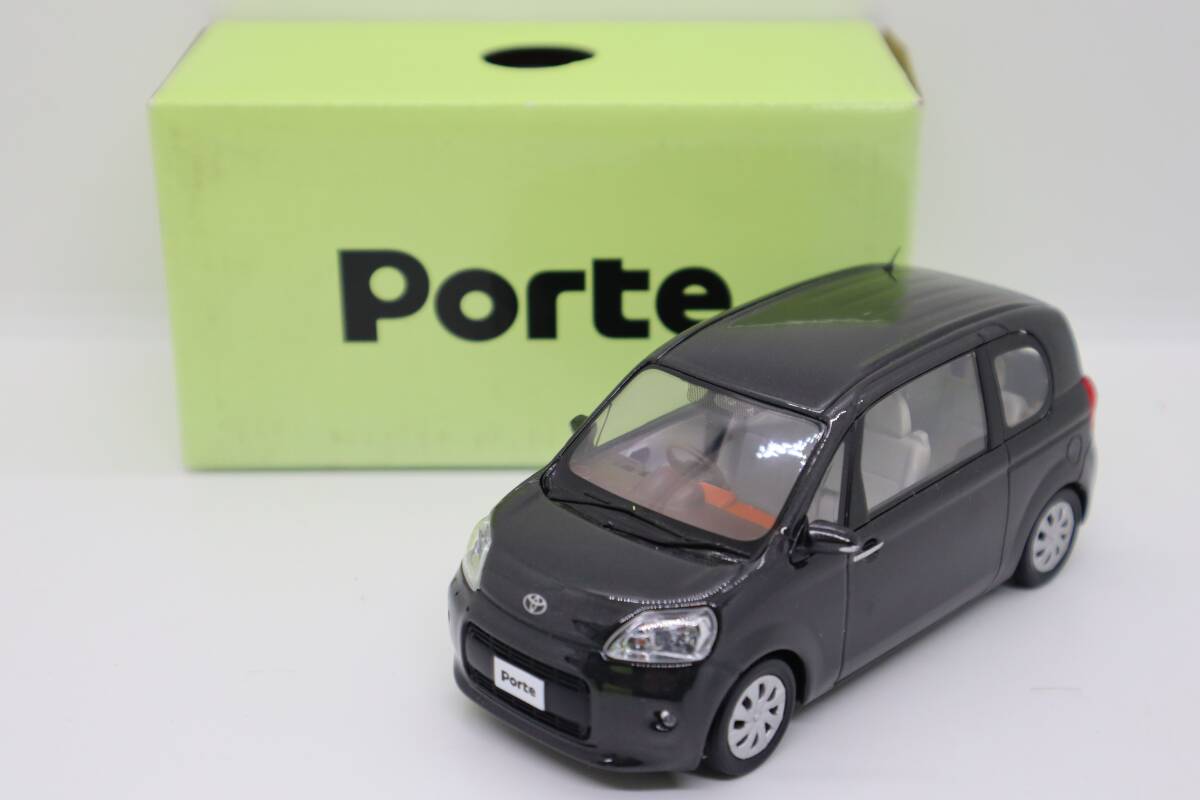 J1124(9) Y 1/30 トヨタ Porte カラーサンプル ミニカー 非売品(3)209 ブラックマイカ_画像1