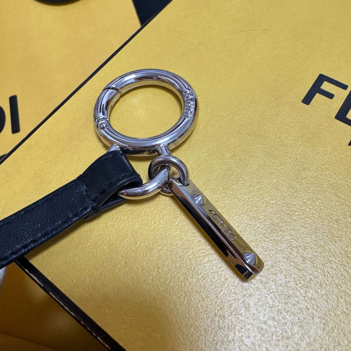 目黒蓮着用 FENDI ブラックファブリックキーホルダー キーリング 目黒蓮着用 FENDI ブラックファブリックキーホルダー キーリング