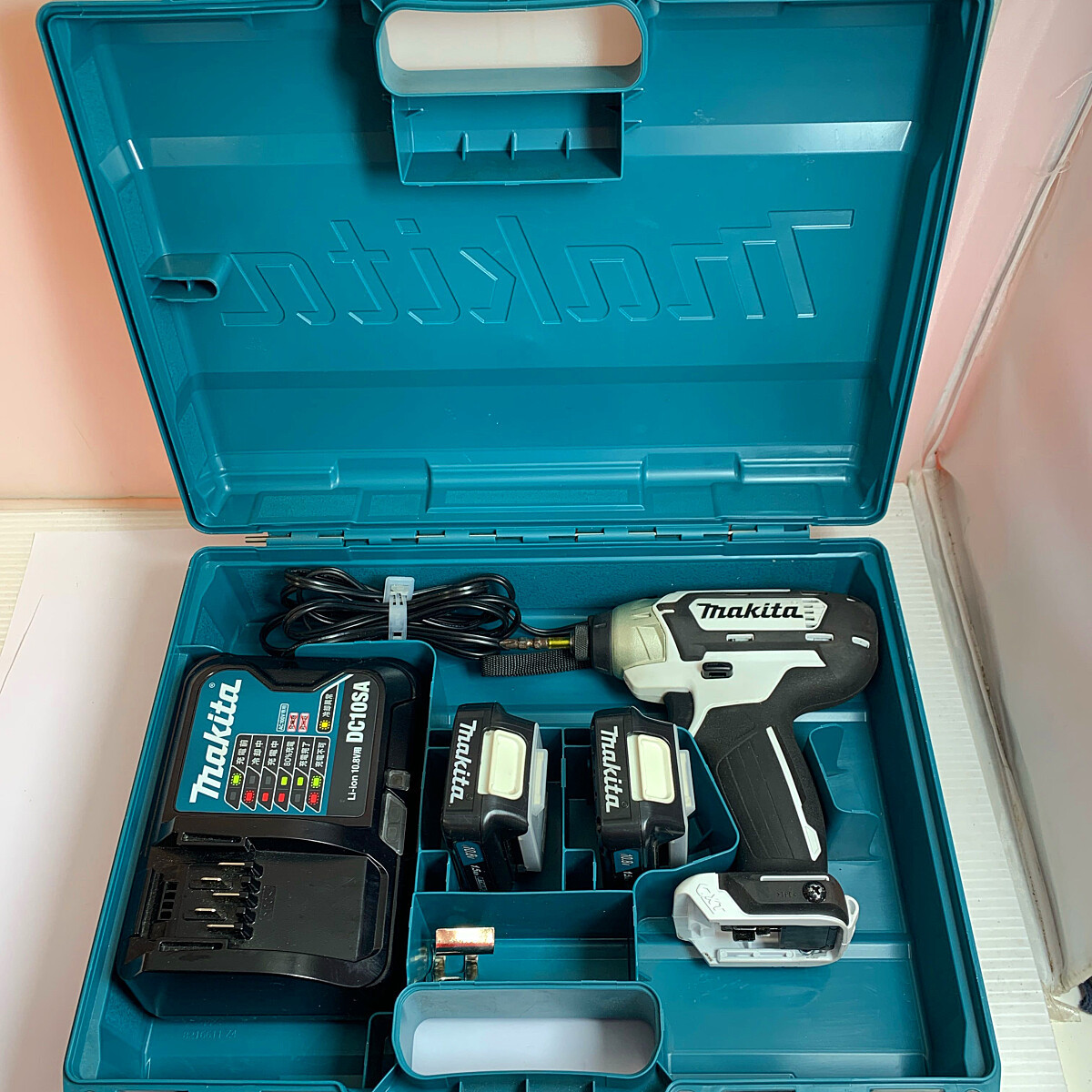 ♭♭ MAKITA Makita rechargeable impact driver 10.8V charger * rechargeable battery 2 piece * case attaching TD110DSHXW white a little scratch . dirt equipped 