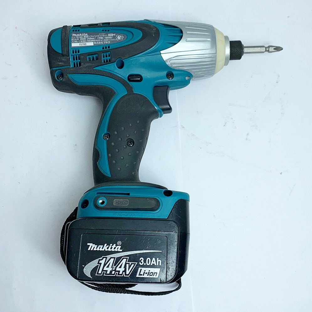 ♭♭ MAKITA マキタ 充電式ソフトインパクトドライバ　14.4V TS130D 充電器・充電池1個・ケース付 目立った傷や汚れなし_画像3