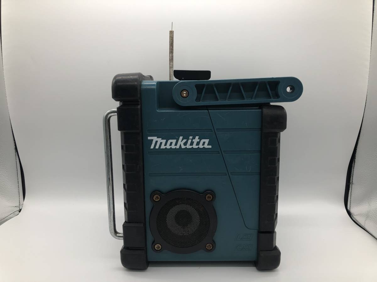 【中古品】makita マキタ 充電式ラジオ MR107 マキタ互換 リチウムバッテリー BL1860B 18V 6.0Ah 電動工具 DIY 簡易動作確認済み ラジオ_画像2