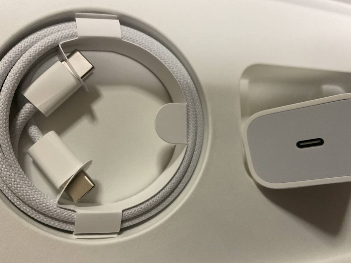 新品未使用】Apple iPad10付属の純正充電器(20W)と充電 新品未使用】Apple iPad10付属の純正充電器(20W)と充電