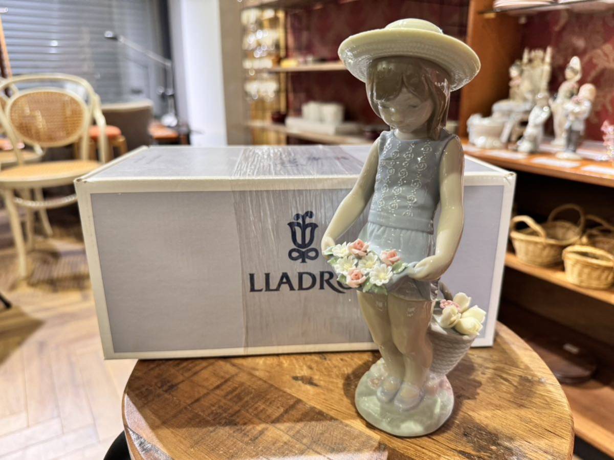 人気商品の B5004【LLADRO】リヤドロ スカートに花いっぱい 1284 絶版