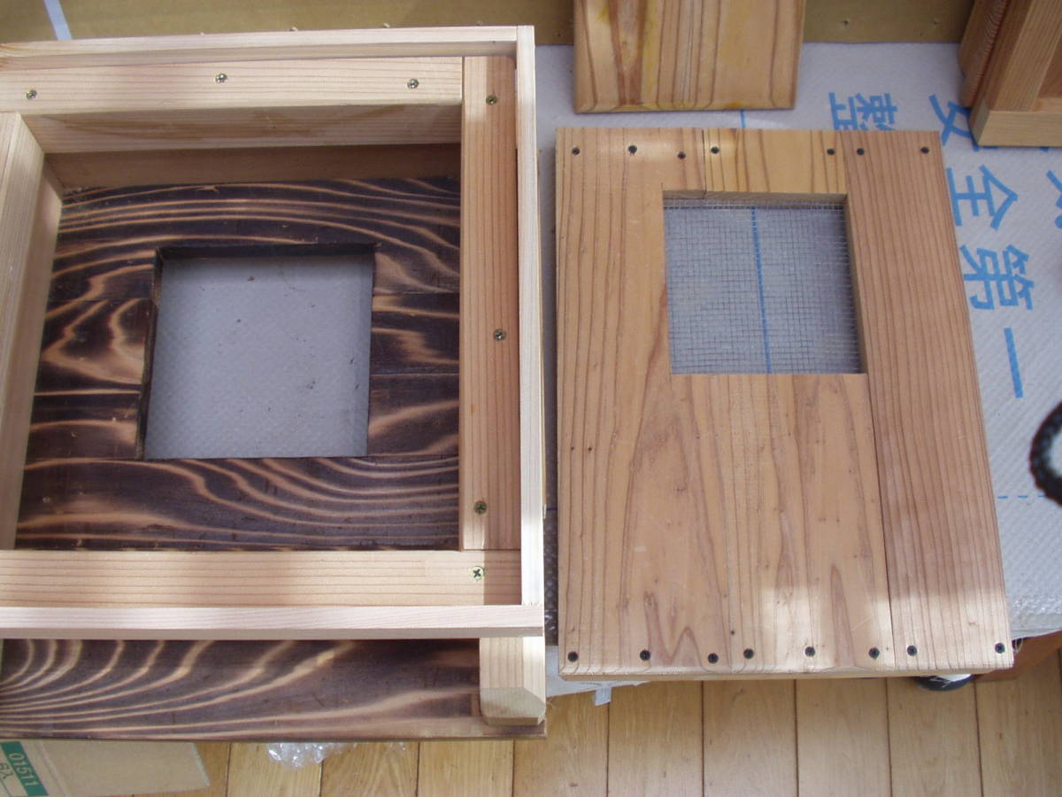 日本蜜蜂巣箱 　重箱式　上蓋と台座部分に開閉口あり　_左、台座　　右、掃除用床金網張約3mm