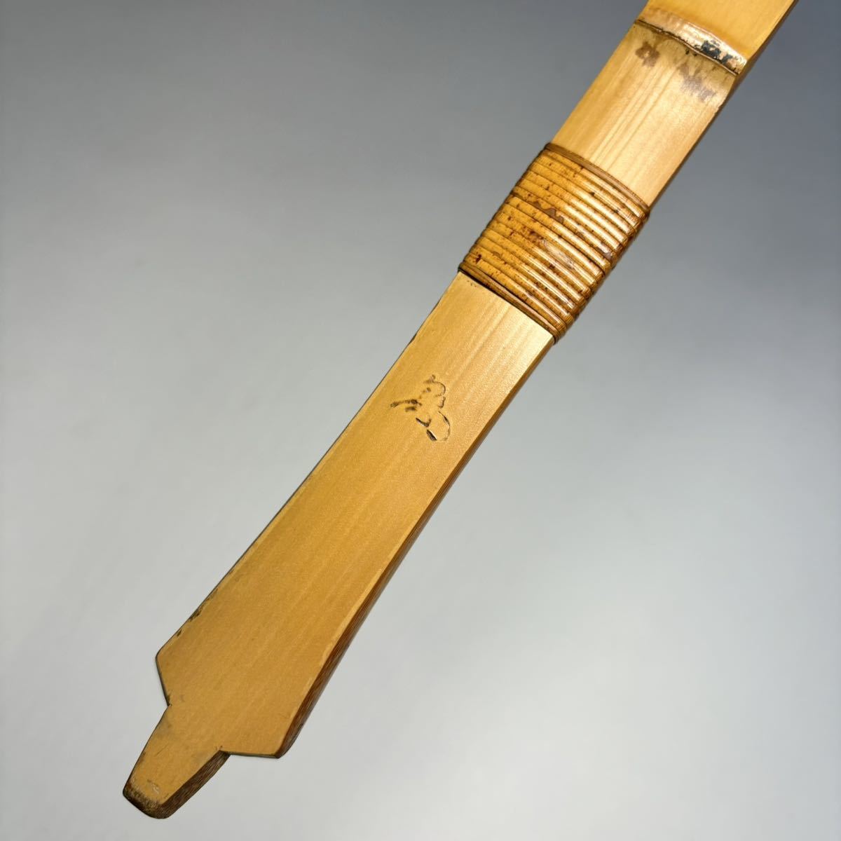 弓道 楠見蔵吉 (花押) 竹弓 全長224.5cm 重量609g 弓袋付き 和 弓道 楠見蔵吉 (花押) 竹弓 全長224.5cm 重量609g 弓袋付き 和