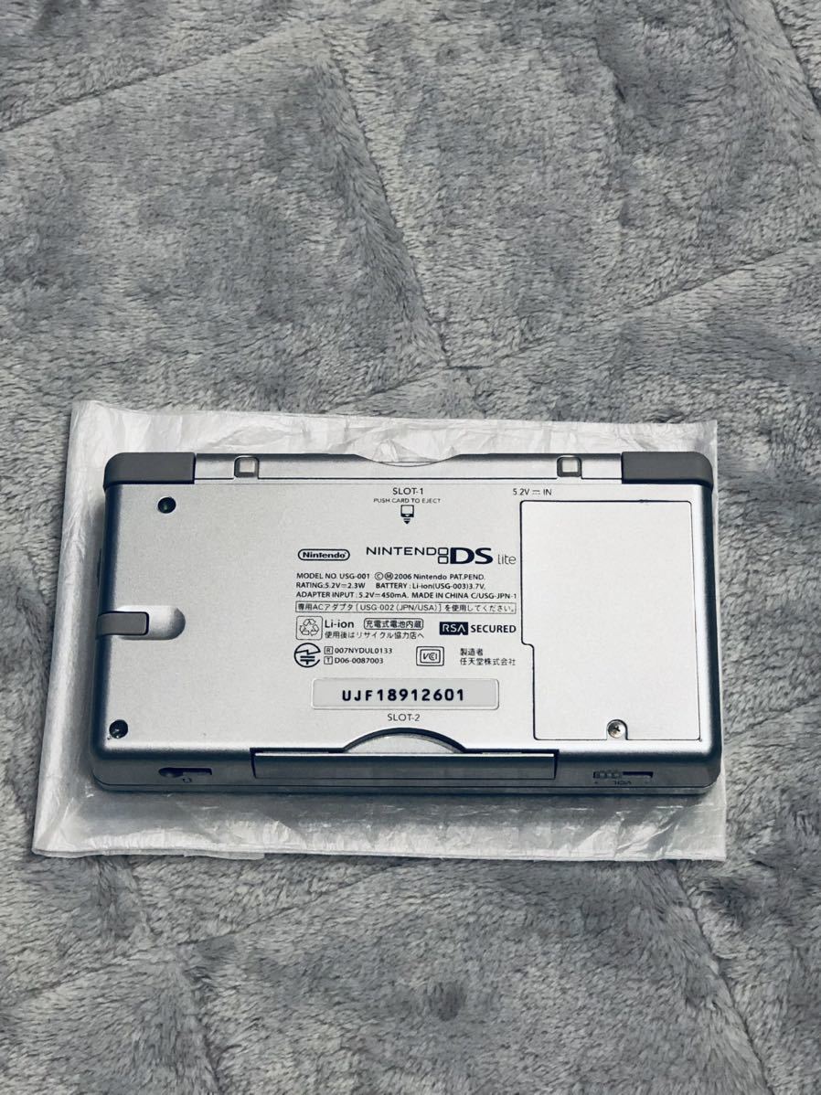 ニンテンドーDS lite グロスシルバー ほぼ 未使用 おまけ付 送料 ニンテンドーDS lite グロスシルバー ほぼ 未使用 おまけ付 送料