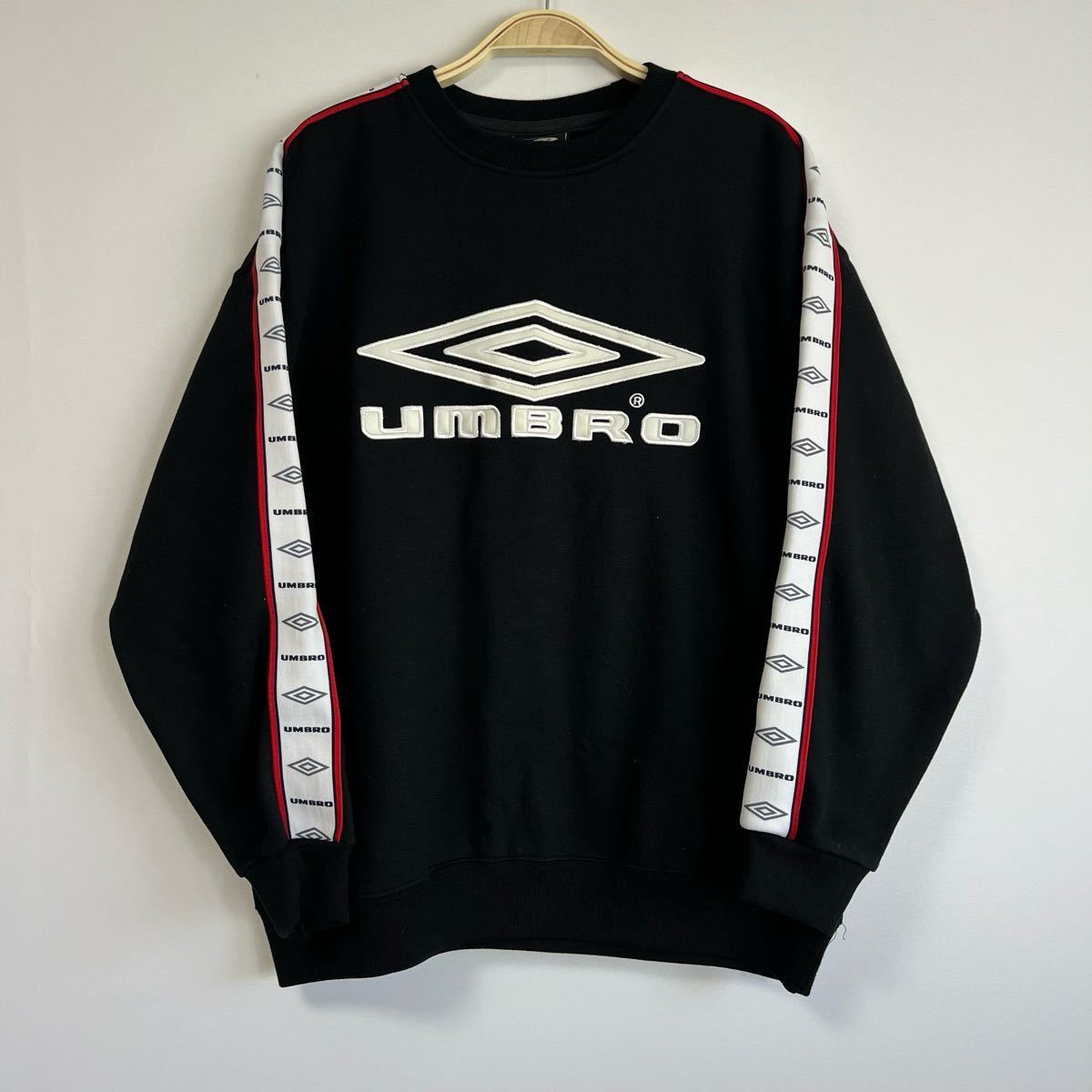 UMBRO アンブロ スリーブロゴ 刺繍ロゴ スウェット トレーナー プルオーバー メンズ Mサイズ ブラック 黒_画像1